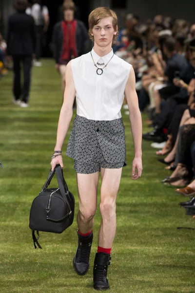 Look 19